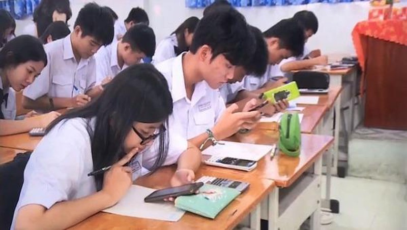 Cho học sinh sử dụng điện thoại trong lớp khiến phụ huynh hoang mang, lo lắng - Ảnh: PLVN Cho học sinh sử dụng điện thoại trong lớp khiến phụ huynh hoang mang, lo lắng - Ảnh: PLVN
