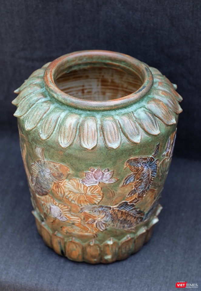 Cách xử lý màu men nhà nghề của Nguyễn Thị Dũng khiến tác phẩm ra lò đạt được hiệu ứng mong muốn 