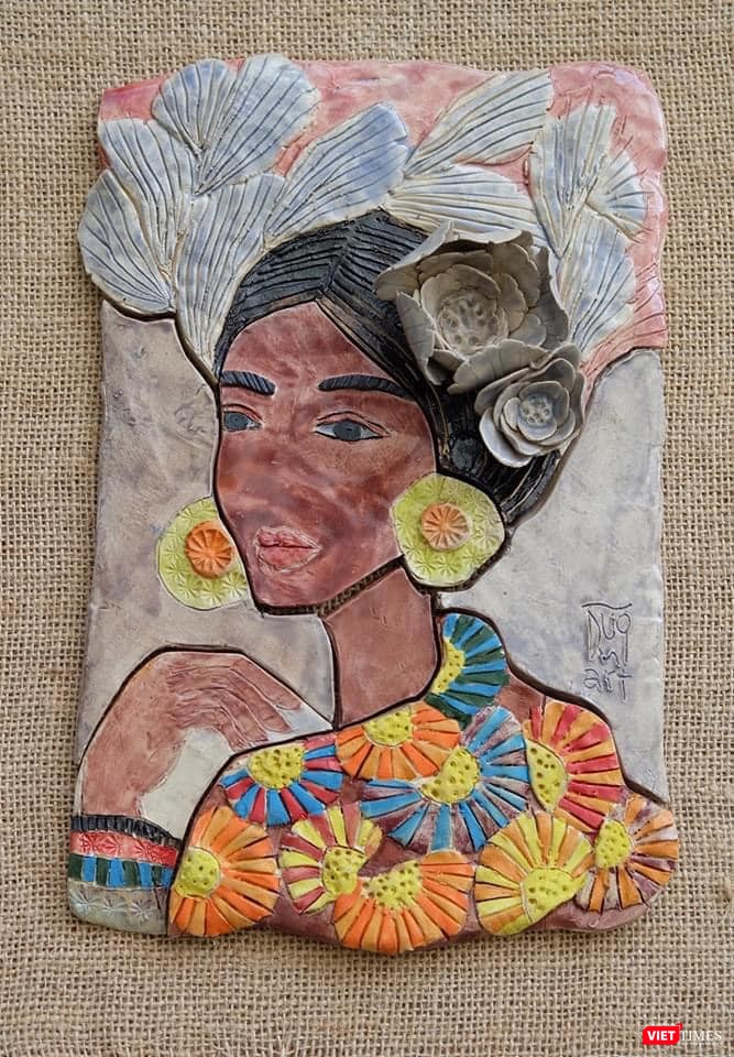 Tranh gốm của Hà Hùng Dũng thu hút với tông màu và họa tiết Sa Pa