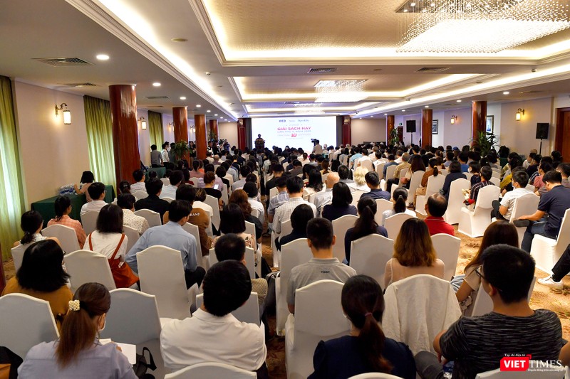 Khán phòng đông kín hàng ngàn người tham dự 