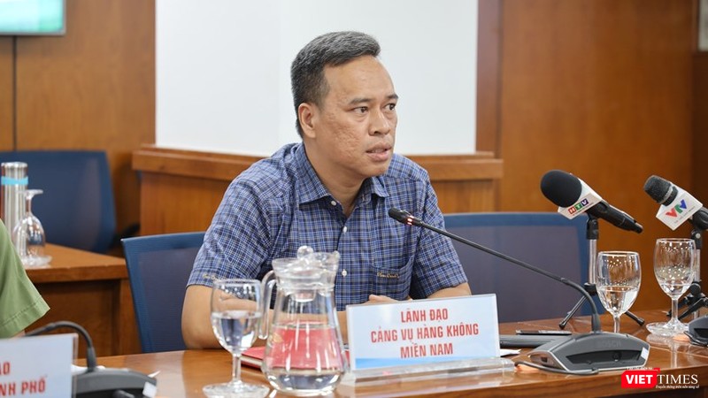 Phó Giám đốc Cảng vụ Hàng không miền Nam Đoàn Quốc Bình trao đổi tại họp báo. Ảnh- Khang Minh Phó Giám đốc Cảng vụ Hàng không miền Nam Đoàn Quốc Bình trao đổi tại họp báo. Ảnh- Khang Minh