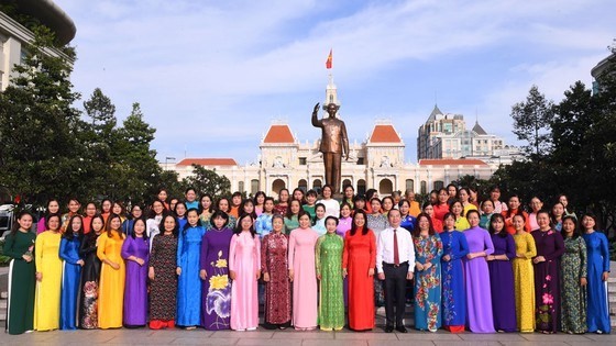 Các đại biểu nữ bên tượng đài Chủ tịch Hồ Chí Minh (Ảnh: Việt Dũng)