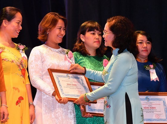 Phó Bí thư Thành ủy, Chủ tịch HĐND TPHCM Nguyễn Thị Lệ tuyên dương điển hình phụ nữ tiên tiến. Ảnh: Việt Dũng
