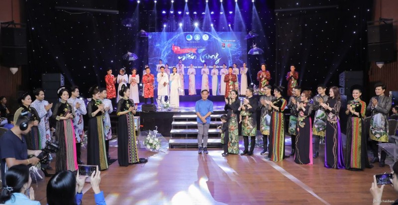 NTK Việt Hùng (áo xanh, đứng giữa) cùng đại diện Hội Liên hiệp Thanh niên, Hội Sinh viên, Nhà Văn hóa Thanh niên Thành phố Hồ Chí Minh sẽ tổ chức chuyến đi đến các tỉnh miền Trung (Ảnh: Hải Diễm) NTK Việt Hùng (áo xanh, đứng giữa) cùng đại diện Hội Liên hiệp Thanh niên, Hội Sinh viên, Nhà Văn hóa Thanh niên Thành phố Hồ Chí Minh sẽ tổ chức chuyến đi đến các tỉnh miền Trung (Ảnh: Hải Diễm)