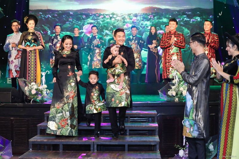 Vợ chồng MC Hồng Phượng và NSƯT Quốc Cơ cùng hai con có mặt, biểu diễn trong đêm từ thiện quyên góp ủng hộ cứu trợ miền Trung (Ảnh: Hải Diễm) Vợ chồng MC Hồng Phượng và NSƯT Quốc Cơ cùng hai con có mặt, biểu diễn trong đêm từ thiện quyên góp ủng hộ cứu trợ miền Trung (Ảnh: Hải Diễm)