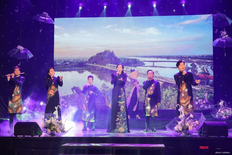 Nhạc phẩm “Quê mình miền Trung”- Một sáng tác mới nhất của Nhạc sỹ Tâm Nguyên dành tặng riêng cho chương trình với phần biểu diễn của NSƯT Vân Khánh, Quốc Đại, MC Quỳnh Hoa, NTK Việt Hùng, AKay (Ảnh: Hải Diễm) Nhạc phẩm “Quê mình miền Trung”- Một sáng tác mới nhất của Nhạc sỹ Tâm Nguyên dành tặng riêng cho chương trình với phần biểu diễn của NSƯT Vân Khánh, Quốc Đại, MC Quỳnh Hoa, NTK Việt Hùng, AKay (Ảnh: Hải Diễm)