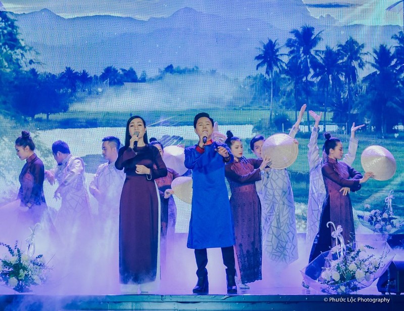 Rất nhiều ca khúc, tiết mục biểu diễn xúc động trong chương trình khiến người xem rơi nước mắt Rất nhiều ca khúc, tiết mục biểu diễn xúc động trong chương trình khiến người xem rơi nước mắt