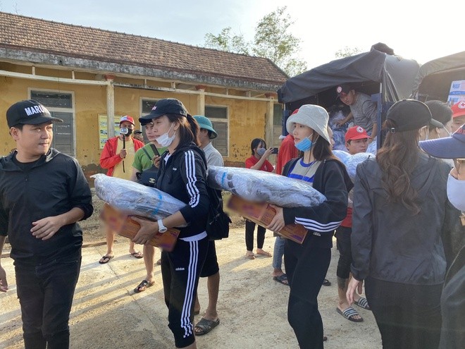 Trường Giang, Nhã Phương và nhiều nghệ sĩ chung tay kêu gọi quyên góp, hướng về miền Trung ruột thịt (Ảnh: FBNV) Trường Giang, Nhã Phương và nhiều nghệ sĩ chung tay kêu gọi quyên góp, hướng về miền Trung ruột thịt (Ảnh: FBNV)