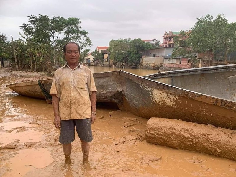 Ông Bình bên chiếc đò bị gãy đôi sau khi va đập mạnh trong lũ dữ (ảnh: Dương Phong) Ông Bình bên chiếc đò bị gãy đôi sau khi va đập mạnh trong lũ dữ (ảnh: Dương Phong)