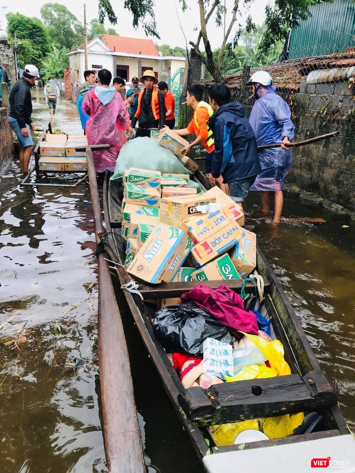 Họa sĩ Trần Ngọc Bảy và xuồng cứu trợ mang hàng vào vùng lũ (Ảnh: FBNV)