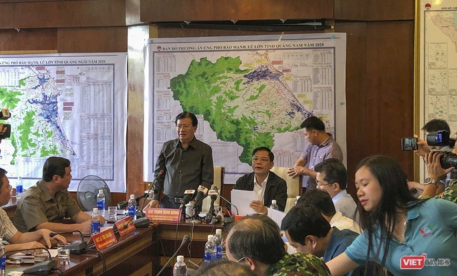 23 giờ đêm 27/10, Phó Thủ tướng Trịnh Đình Dũng vẫn họp chỉ đạo ứng phó với bão số 9 (Ảnh: Hồ Xuân Mai)