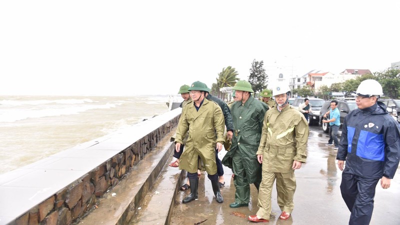 Phó Thủ tướng Trịnh Đình Dũng tại đường Nguyễn Tất Thành, TP. Đà Nẵng. (Ảnh:VGP/Nhật Bắc)