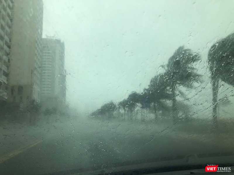 Mưa lớn trên diện rộng khi bão số 9 đã đổ bộ đất liền, đường phố Đà Nẵng vắng tanh không một bóng người (Ảnh: Hồ Xuân Mai)