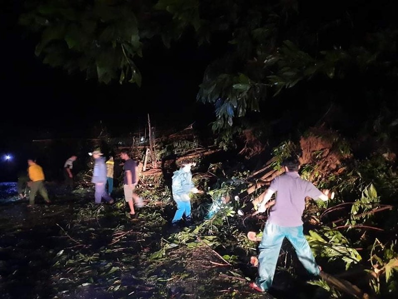 Từ đêm, các lực lượng nỗ lực dọn dẹp cây cối thông tuyến lên Bắc Trà My. Ảnh- Đ.Q