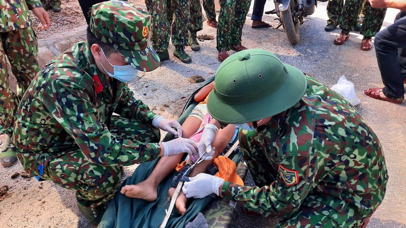 Dốc toàn lực, đưa cả máy bay và tàu thuỷ vào cứu dân Trà Leng ảnh 7