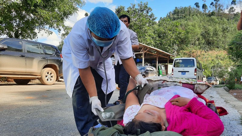 Dốc toàn lực, đưa cả máy bay và tàu thuỷ vào cứu dân Trà Leng ảnh 8