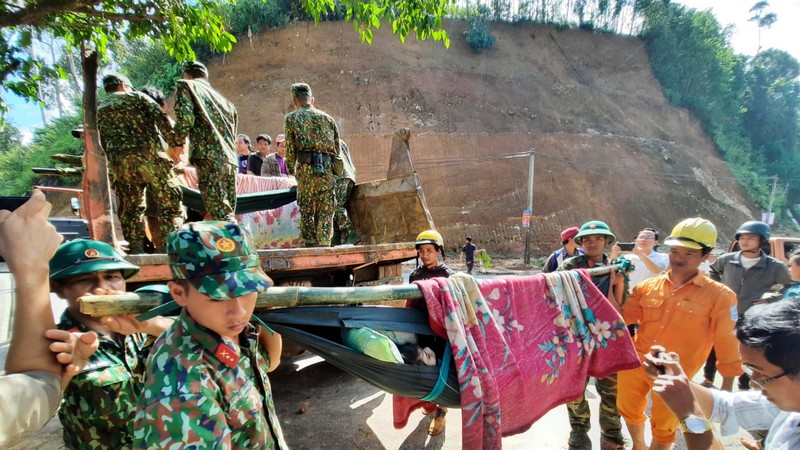 Dốc toàn lực, đưa cả máy bay và tàu thuỷ vào cứu dân Trà Leng ảnh 9