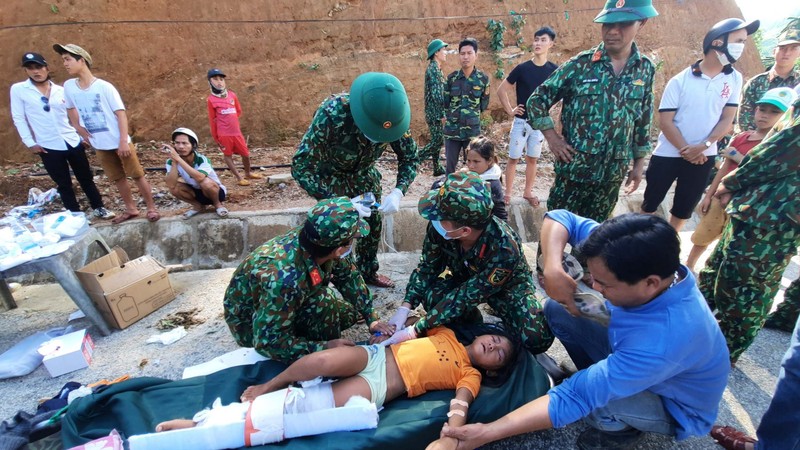 Dốc toàn lực, đưa cả máy bay và tàu thuỷ vào cứu dân Trà Leng ảnh 6