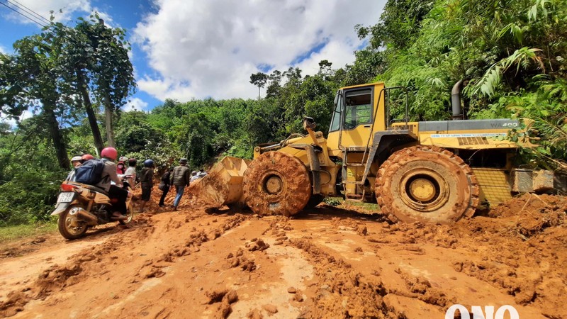 Máy ủi tiến vào gần tới Trà Leng (Ảnh: QNO)