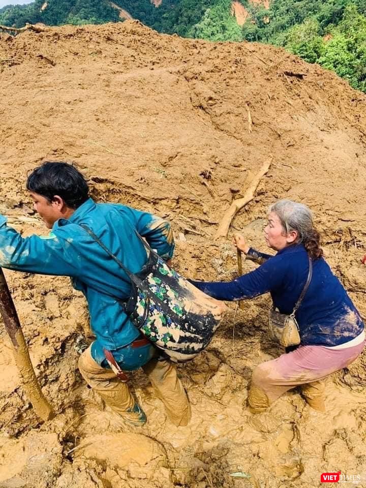 Rất khó khăn để thoát khỏi sình lầy (Ảnh: Sơn Phước)