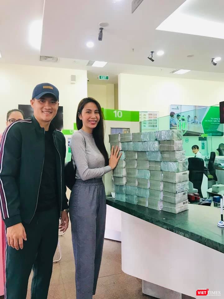 Hai vợ chồng Công Vinh - Thuỷ Tiên đi rút tiền ở Ngân hàng (Ảnh: FBNV) Hai vợ chồng Công Vinh - Thuỷ Tiên đi rút tiền ở Ngân hàng (Ảnh: FBNV)