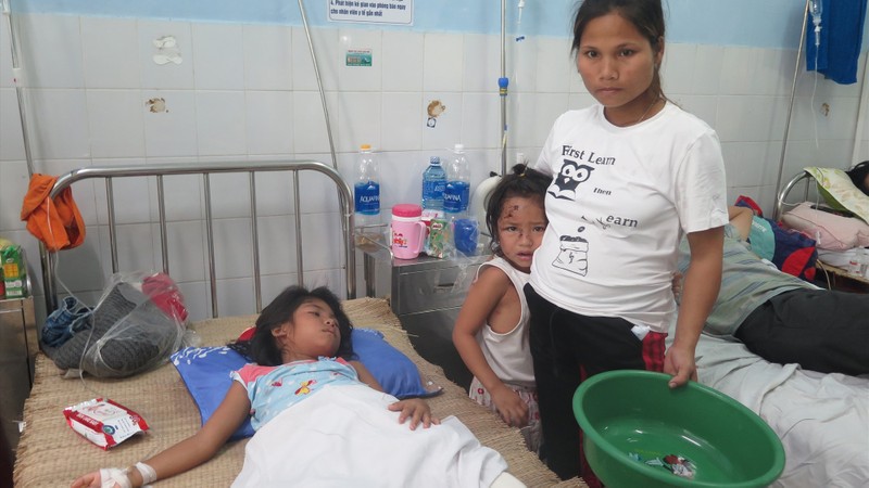 Nạn nhân của vụ sạt lở đất kinh hoàng, chị Hồ Thị Hà và hai con hiện vẫn còn hoảng loạn. Ảnh: X.H Nạn nhân của vụ sạt lở đất kinh hoàng, chị Hồ Thị Hà và hai con hiện vẫn còn hoảng loạn. Ảnh: X.H