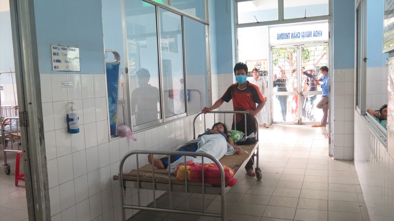 Không còn người thân, chị Hồ Thị Nang được hàng xóm chăm sóc tại BVĐK Quảng Nam. Ảnh: Xuân Hiển Không còn người thân, chị Hồ Thị Nang được hàng xóm chăm sóc tại BVĐK Quảng Nam. Ảnh: Xuân Hiển