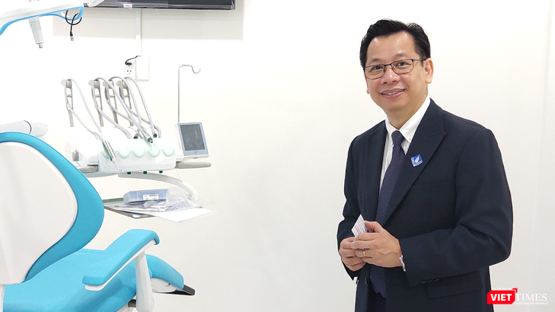 BS.TS Hoàng Trọng Hùng giới thiệu về các tính năng của phẫu thuật Implant (Ảnh: Hoà Bình)