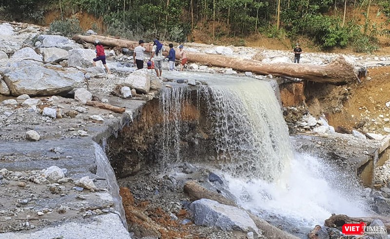 Một điểm sạt lở nghiêm trọng tại khu vực (Ảnh: An Bằng)