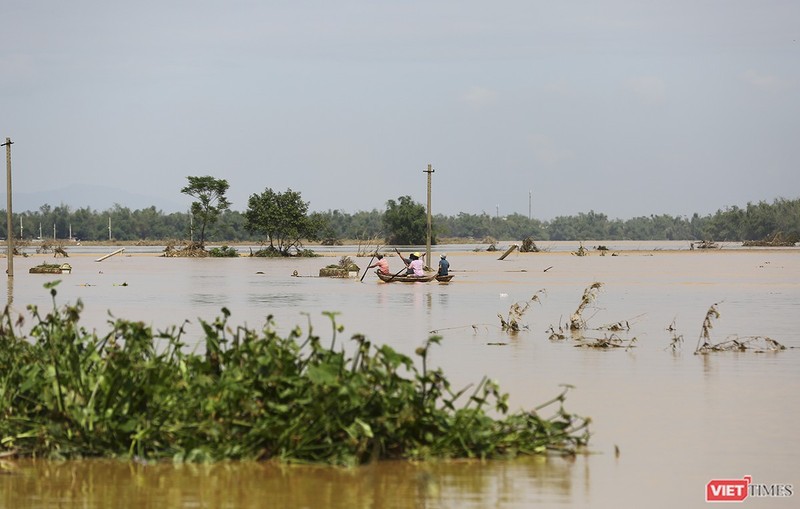 Nhiều khu vực, người dân đi lại phải dùng thuyển - Ảnh: Hồ Xuân Mai