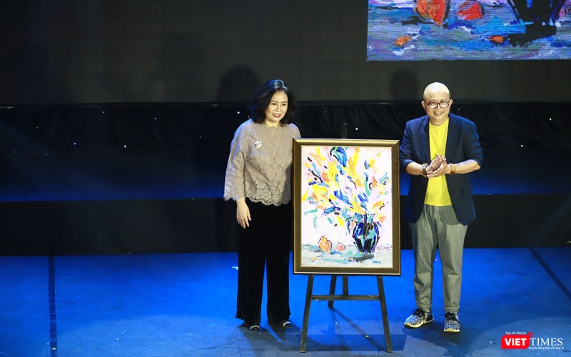 Chị Hồng (bên trái ảnh) người mua tác phẩm &quot;Lay ơn, Huệ tây và hoa đậu biếc trước gió&quot; – Tác giả - hoạ sĩ Lê Kinh Tài (bên phải ảnh) được đấu giá thành công 9000$