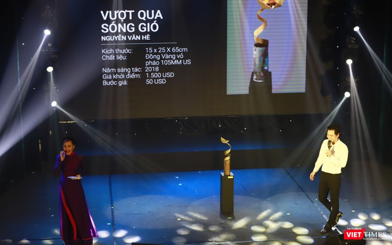 Tác phẩm &quot;Vượt qua sóng gió&quot; của hoạ sĩ Nguyễn Văn Hè đấu giá thành công 4500$