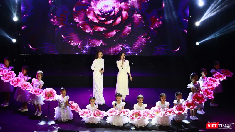 &quot;Sống như những đoá hoa&quot; (Tạ Quang Thắng) - ca sỹ Phạm Quỳnh Anh &amp; Orange thể hiện