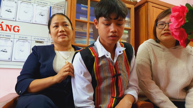 Cô hiệu trưởng Phạm Thị Thứ (ngoài cùng bên trái), học sinh Hồ Văn Lan (ở giữa), cô Dương Lệ Quyên - chủ nhiệm lớp 10/2 (bên phải) - Ảnh: T.C Cô hiệu trưởng Phạm Thị Thứ (ngoài cùng bên trái), học sinh Hồ Văn Lan (ở giữa), cô Dương Lệ Quyên - chủ nhiệm lớp 10/2 (bên phải) - Ảnh: T.C