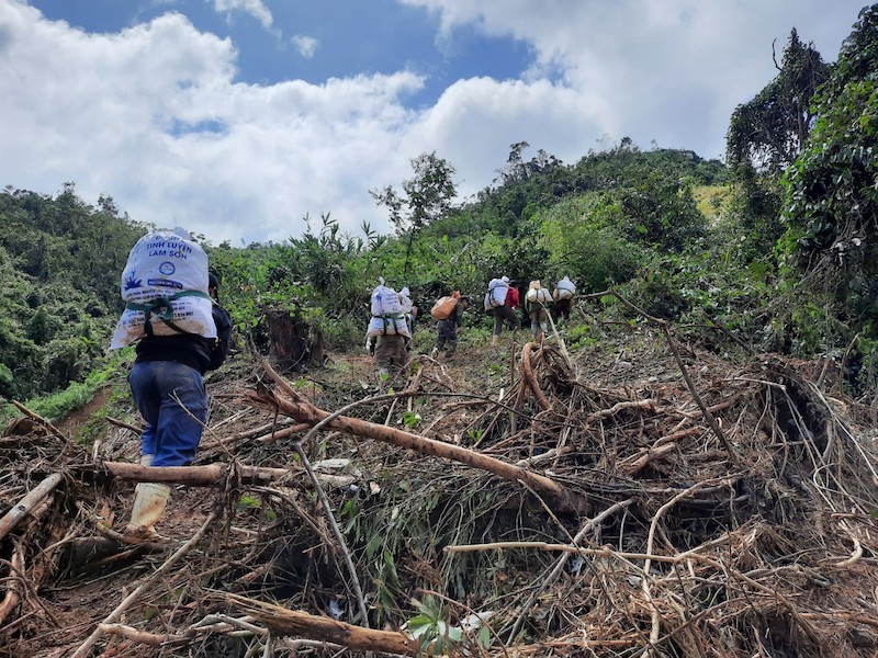 Cõng hàng vào tiếp tế cho Phước Lộc, Phước Sơn - Ảnh: AK Cõng hàng vào tiếp tế cho Phước Lộc, Phước Sơn - Ảnh: AK