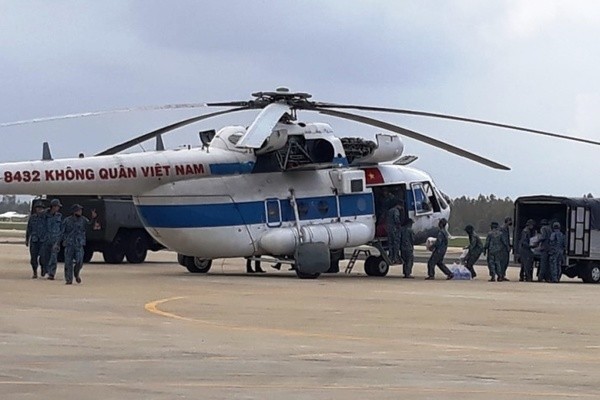 Hàng hoá được đưa lên máy bay trực thăng Hàng hoá được đưa lên máy bay trực thăng