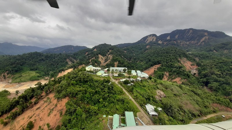 Hơn hai tấn lương thực, thực phẩm, thuốc men từ trực thăng thả xuống người dân xã Phước Thành và Phước Lộc Hơn hai tấn lương thực, thực phẩm, thuốc men từ trực thăng thả xuống người dân xã Phước Thành và Phước Lộc