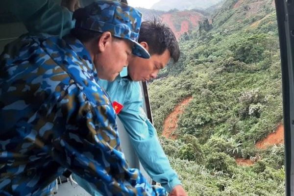 Lực lượng không quân chuyển hàng hóa để thả xuống cho người dân Lực lượng không quân chuyển hàng hóa để thả xuống cho người dân