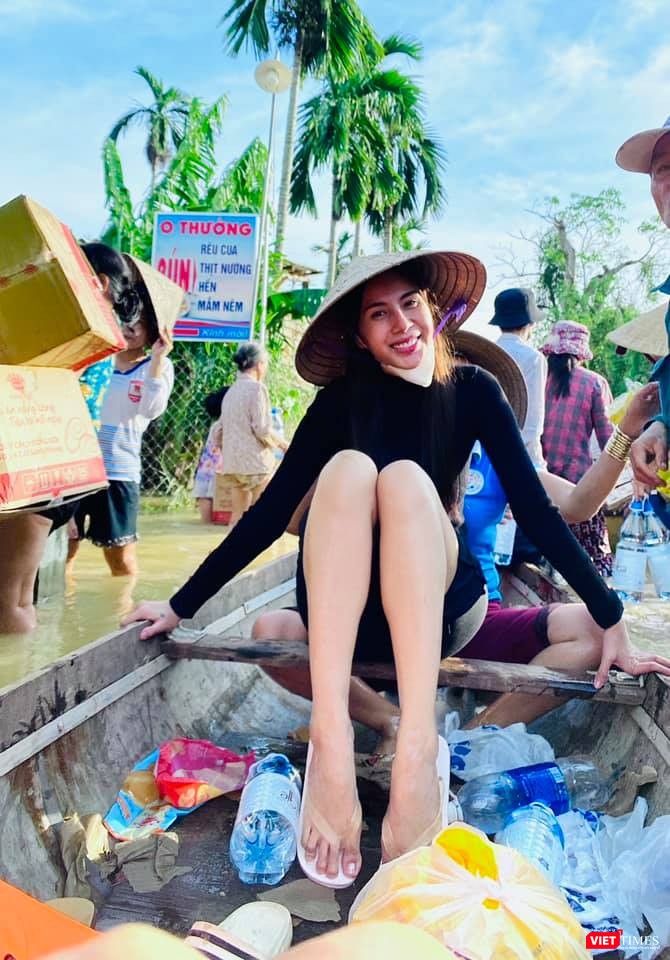 Thuỷ Tiên lặn lội mang tiền đi cứu trợ bà con vùng lũ (Ảnh: FBNV)