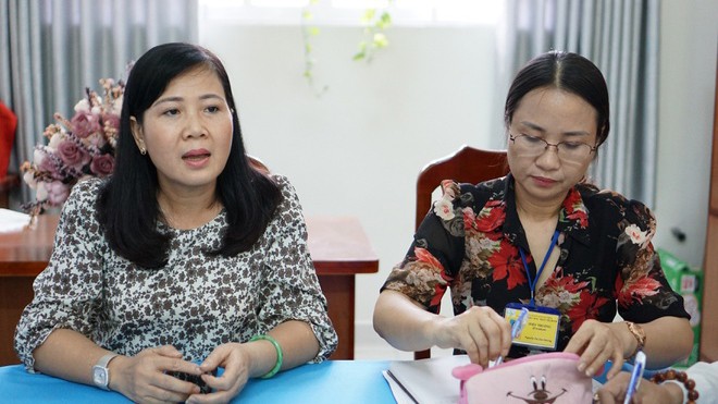 Bà Trần Thị Thu Hiền, Trưởng Phòng GDĐT Quận 9 (đang phát biểu) và bà Nguyễn Thị Thu Hương, Hiệu trưởng Trường tiểu học Trần Thị Bưởi (Ảnh: Minh Nhật)