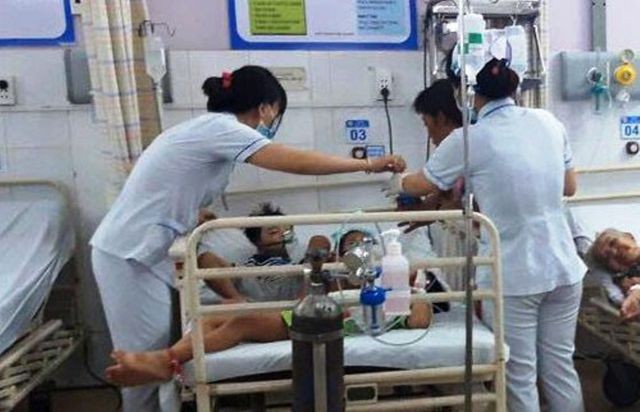 Cấp cứu nạn nhân bị ngạt khí thải máy phát điện (Ảnh: SKĐS) Cấp cứu nạn nhân bị ngạt khí thải máy phát điện (Ảnh: SKĐS)