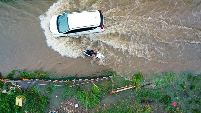 Đường Lương Định Của, quận 2 ngập nặng vì triều cường - Ảnh: Quỳnh Danh