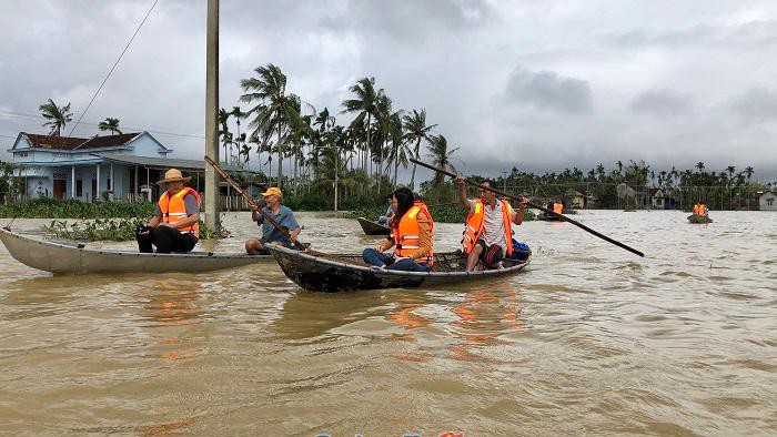 Chính quyền địa phương huy động thuyền ghe để hỗ trợ đưa người dân ở vùng bị cô lập đến nơi an toàn hơn (Ảnh: BQN)