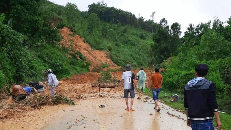 Lực lượng tại chỗ tìm kiếm 1 nạn nhân còn mất tích (Ảnh: Nguyên Hà) 