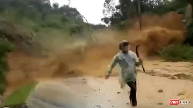 Hình chụp từ clip ghi lại cảnh người dân chạy &quot;rẽ đất&quot; khi núi lở