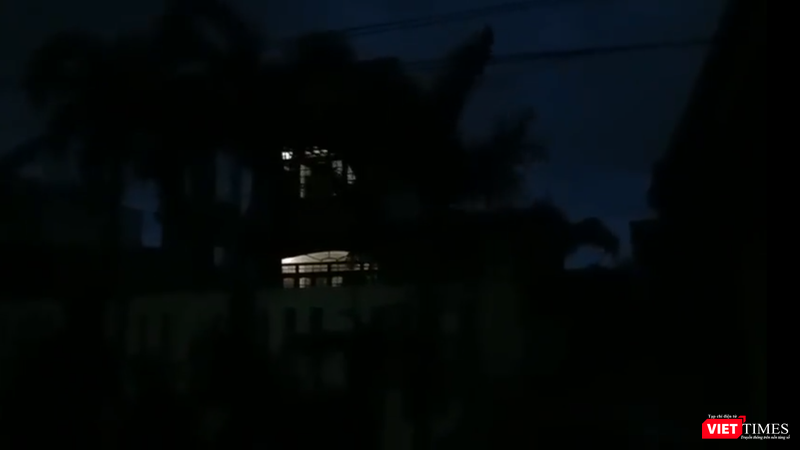 Cả đảo Lý Sơn tối thui, chìm trong mưa bão (Ảnh cắt từ video clip) Cả đảo Lý Sơn tối thui, chìm trong mưa bão (Ảnh cắt từ video clip)