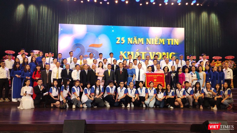 Ngay trong buổi lễ kỷ niệm 25 năm thành lập, Đại học Hùng Vương đã kêu gọi thành công hơn 4,4 tỉ đồng tiền tài trợ cho nhiều chương trình học tập tại trường (Ảnh: Hoà Bình)