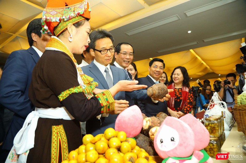 Phó Thủ tướng Vũ Đức Đam đi thăm các gian hàng du lịch Phó Thủ tướng Vũ Đức Đam đi thăm các gian hàng du lịch