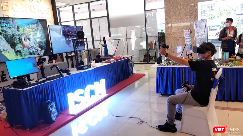 Khách tham dự trải nghiệm công nghệ tại TECHFEST 2020 Khách tham dự trải nghiệm công nghệ tại TECHFEST 2020
