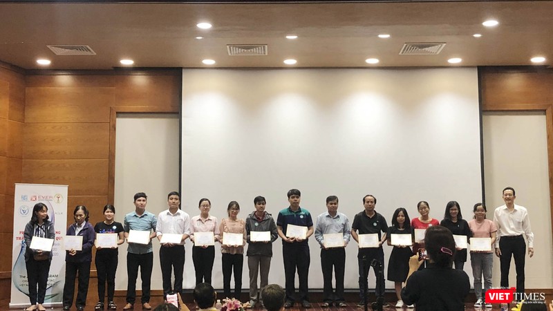 Ths.Bs.Nguyễn Đức Thành – Trưởng khoa phục hồi chức năng Bệnh viện Đại Học Y Dược TP. Hồ Chí Minh phát chứng chỉ đào tạo y khoa liên tục tại khoá tập huấn phục hồi chức năng thần kinh sau đột quỵ Ths.Bs.Nguyễn Đức Thành – Trưởng khoa phục hồi chức năng Bệnh viện Đại Học Y Dược TP. Hồ Chí Minh phát chứng chỉ đào tạo y khoa liên tục tại khoá tập huấn phục hồi chức năng thần kinh sau đột quỵ